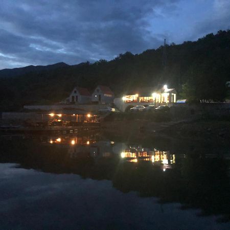 Splav "Slap" - Bungalovi Danilovgrad Bagian luar foto