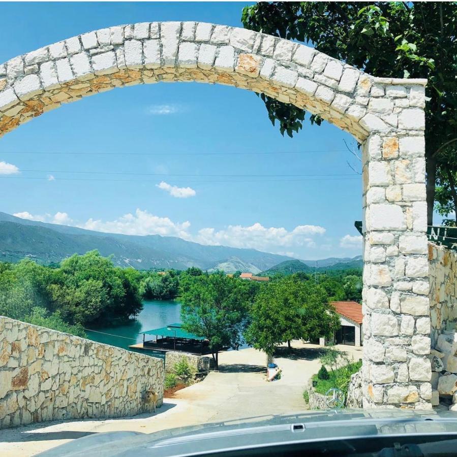 Splav "Slap" - Bungalovi Danilovgrad Bagian luar foto