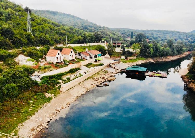 Splav "Slap" - Bungalovi Danilovgrad Bagian luar foto
