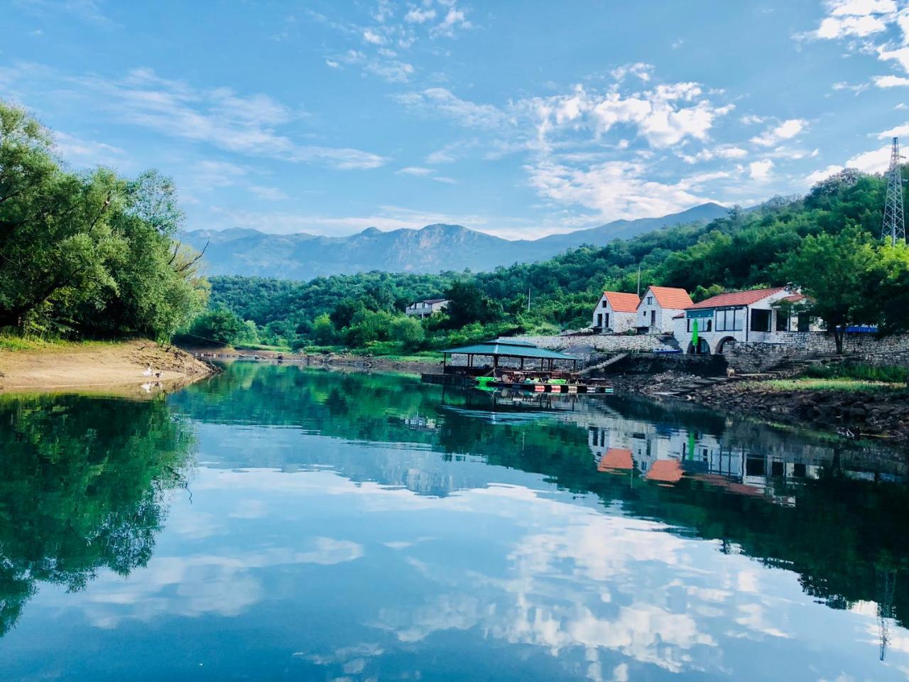 Splav "Slap" - Bungalovi Danilovgrad Bagian luar foto