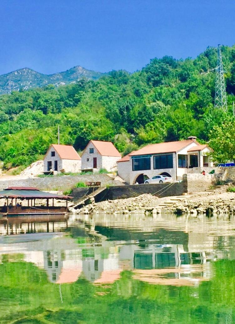 Splav "Slap" - Bungalovi Danilovgrad Bagian luar foto