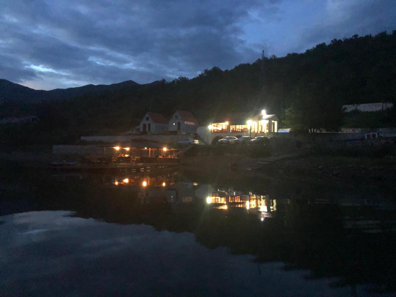 Splav "Slap" - Bungalovi Danilovgrad Bagian luar foto